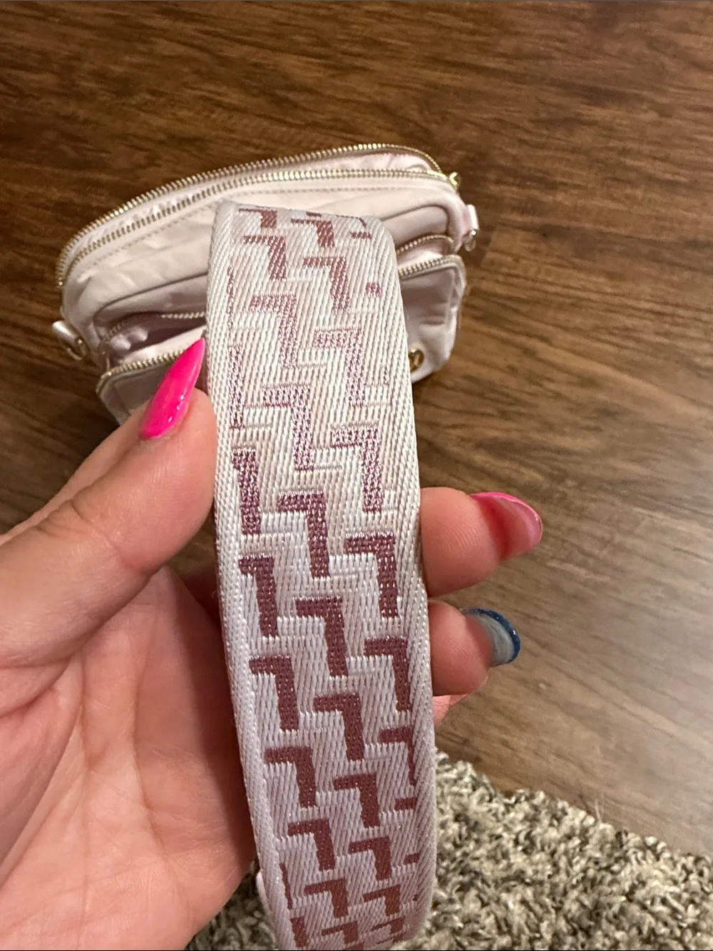 lululemon Everywhere crossbody bag - Blissful pink with Gold Hardware - Picture 13 of 14